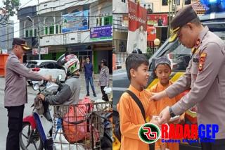 Kapolsek Sukajadi Adakan Jumat Barokah, Bagikan Makanan Untuk Warga Yang Melintas Depan Mapolsek